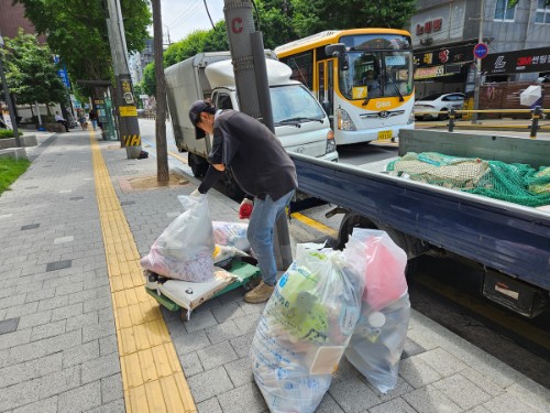 몽땅정리_가정생활폐기물_수거하는모습