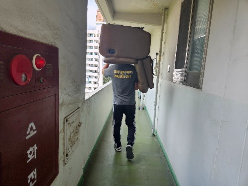 몽땅정리_대형가구_수거하는모습