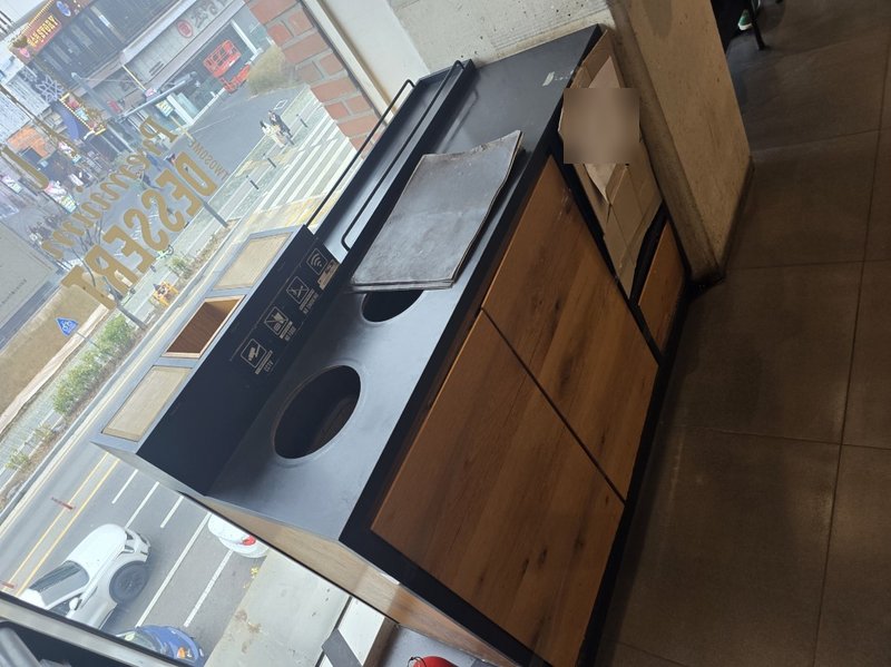 폐기물 수거함 주변에 폐기물이 쌓여 있는 모습