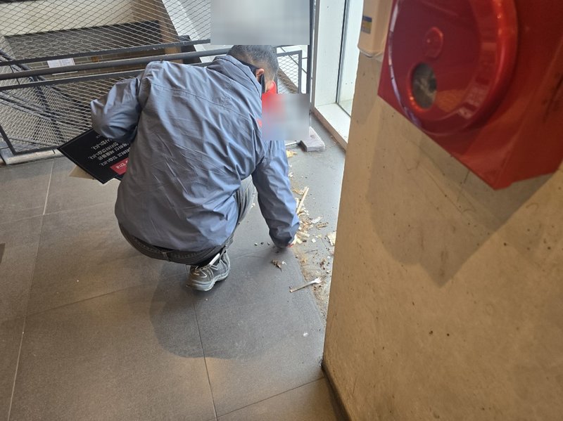 바닥에 흩어진 폐기물을 수거하고 있는 모습