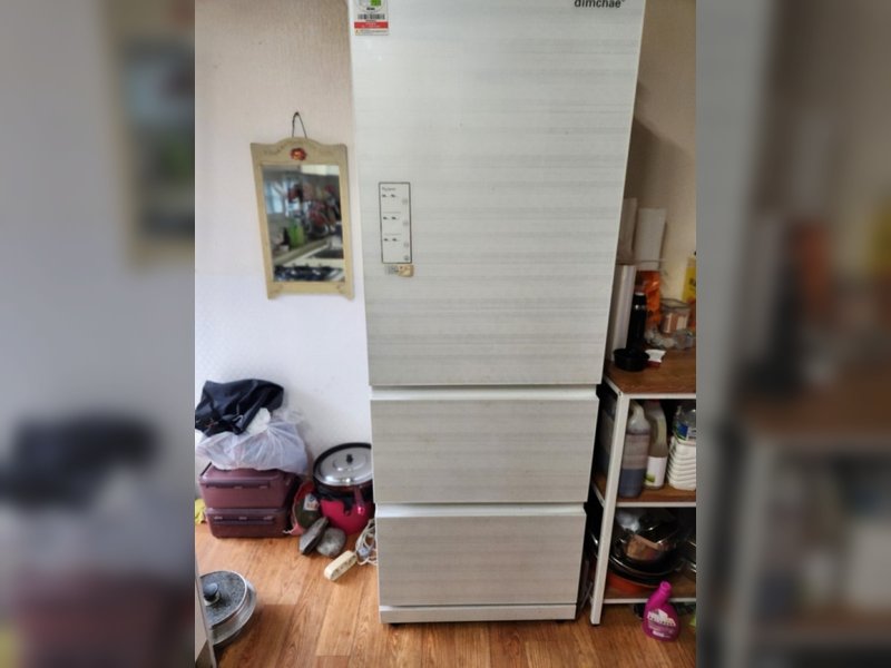 김치냉장고와 함께 다량의 폐기물이 방 안에 가득 차 있습니다.<br>