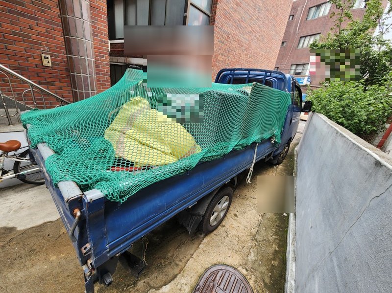 수거된 폐기물이 1톤 트럭에 가득 실려 있습니다.<br>