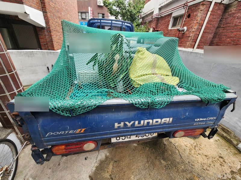 폐기물 적재가 완료된 트럭이 출발 준비를 마쳤습니다.<br>