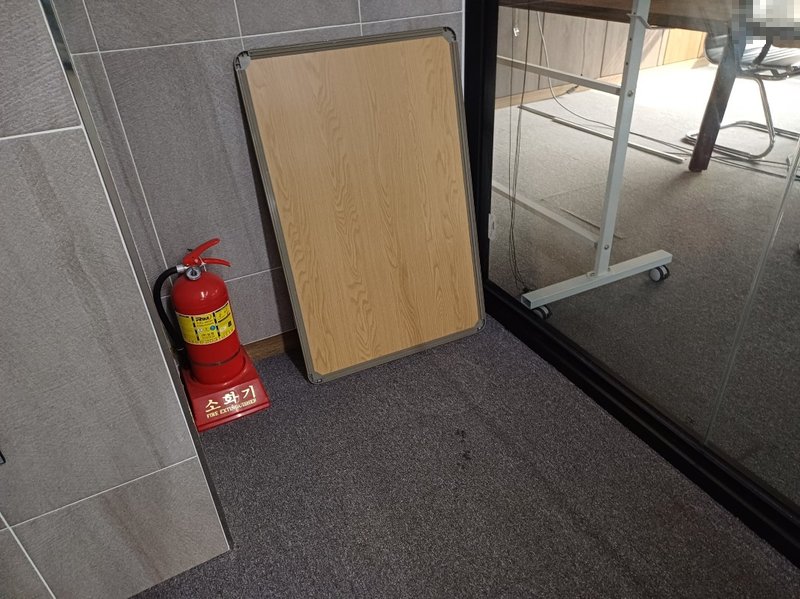 폐기 예정 접이식 탁자 등