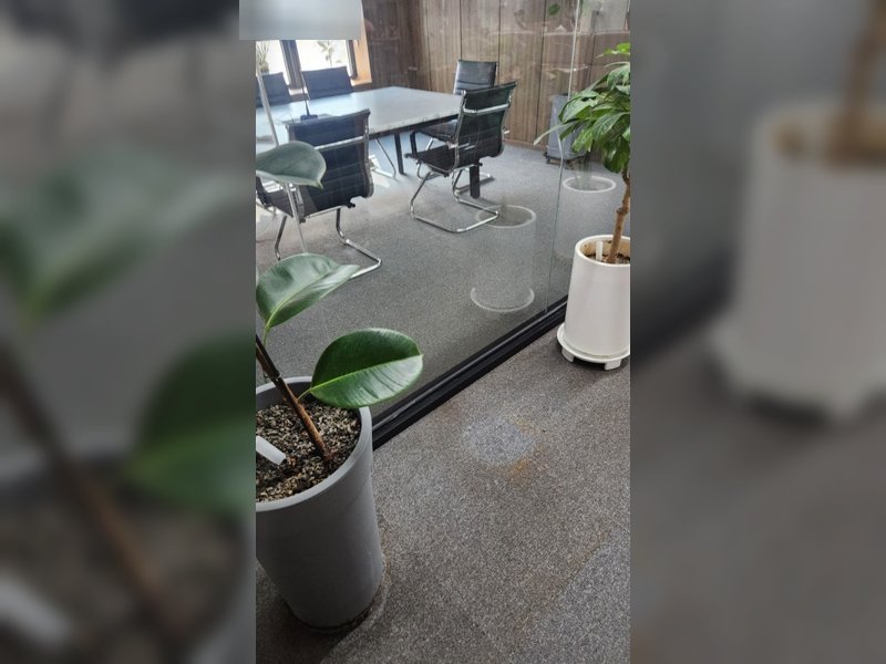 남은 화분과 사무 가구