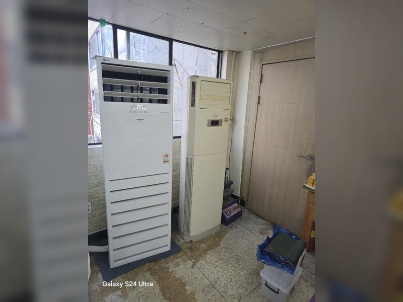 작업 전 실내에 놓인 오래된 스탠드 에어컨
