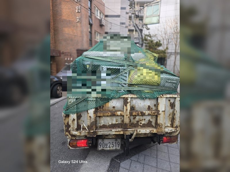 다양한 폐기물을 수거하여 트럭에 적재한 후 운반 준비를 마친 상태입니다.<br>