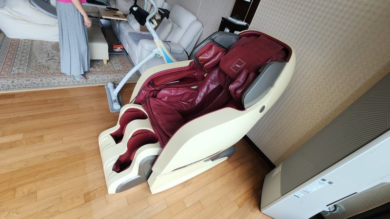 안마의자와 운동기구 등이 놓여있는 작업 전 모습