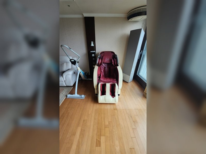 안마의자와 운동기구 등이 실내에 놓여 있는 작업 전 모습
