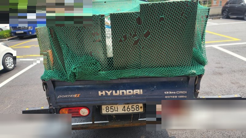 폐기물이 트럭에 실려 운반 대기 중인 모습