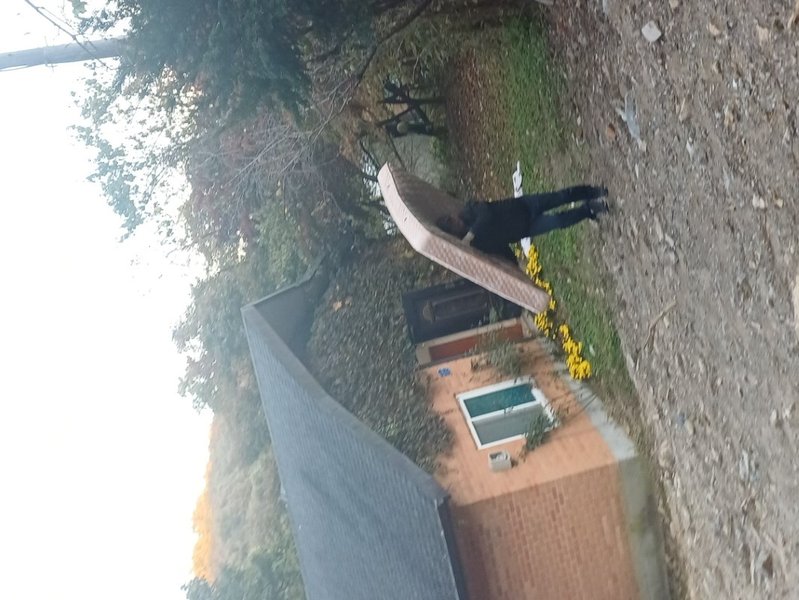 오래된 매트리스 이동 중