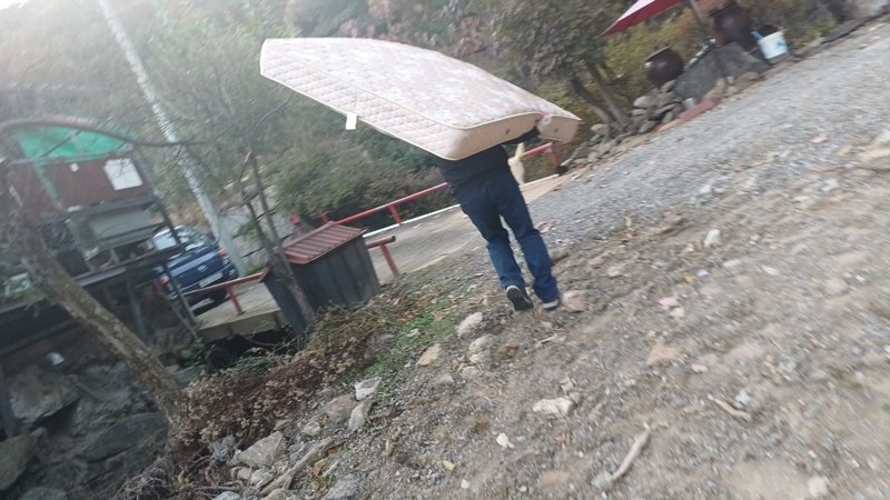 매트리스를 운반하는 작업자