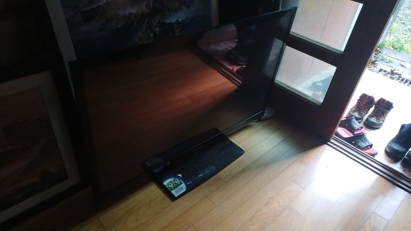 출입문 옆의 TV와 노트북