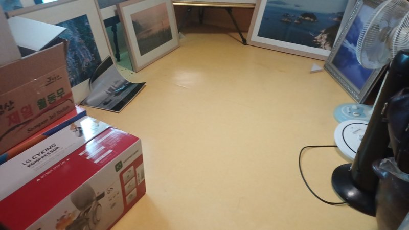작업 전 실내 바닥의 액자와 박스들