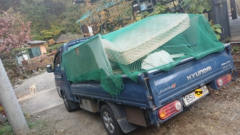 그물로 덮인 트럭 적재함