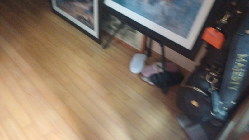 작업 전 방 한편의 액자와 골프 가방