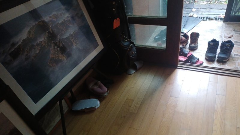 실내 곳곳에 흩어진 물품들