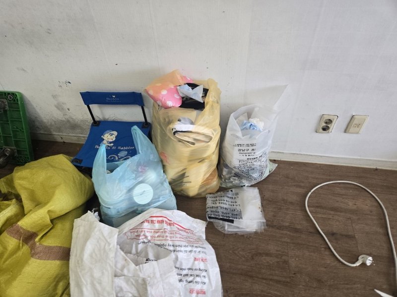 의자와 각종 생활용품