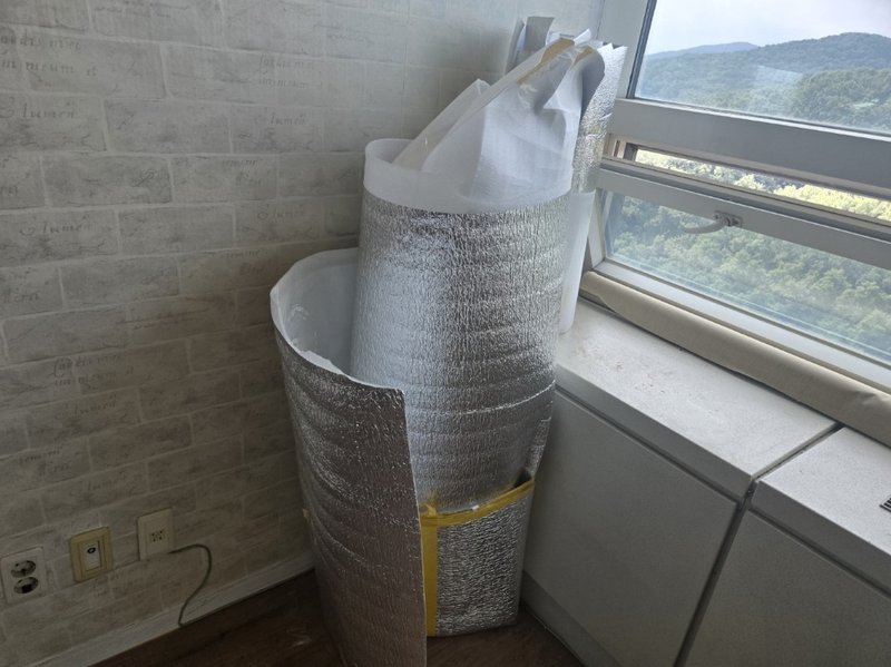 대량의 단열재 롤