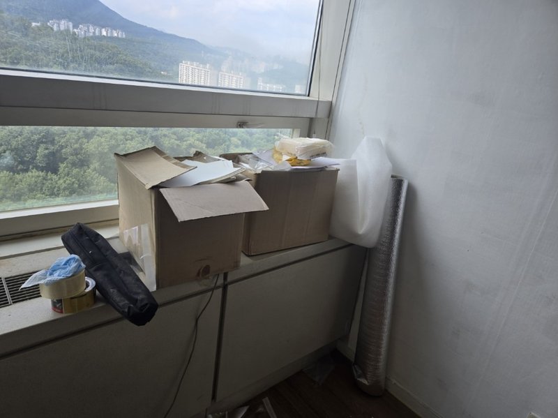 창문가에 쌓인 박스와 포장재
