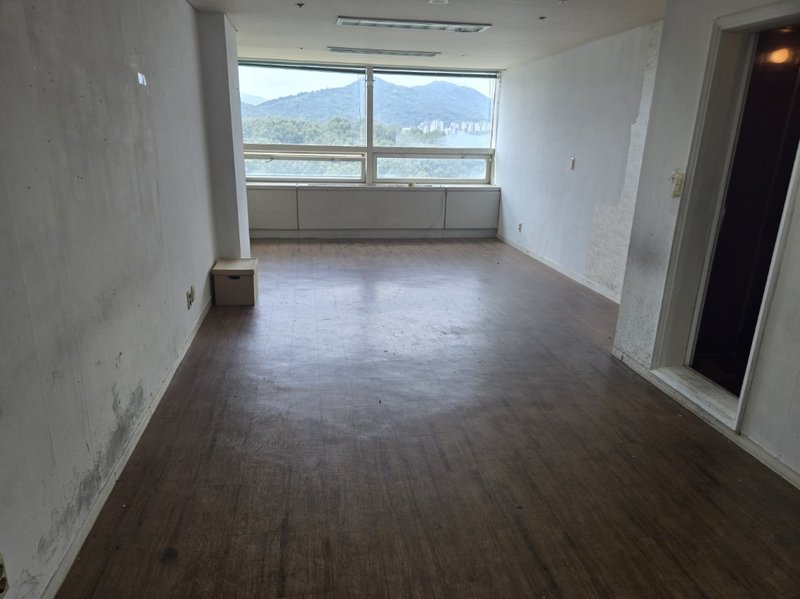 작업 완료 후 깨끗해진 거실