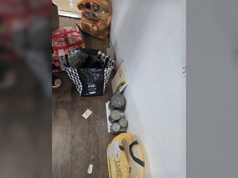 바닥에 쌓인 쓰레기 봉투들