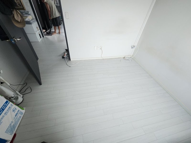 작업 완료 후 깨끗하게 비워진 방