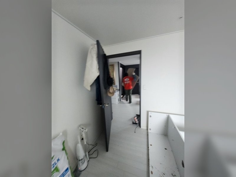 해체된 침대 프레임 부품 운반 중