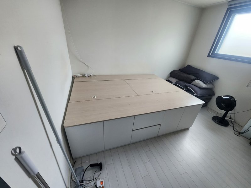 작업 전 수납형 벙커침대 프레임과 주변 물품들