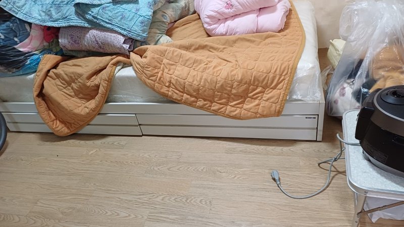 작업 전 침대와 생활용품