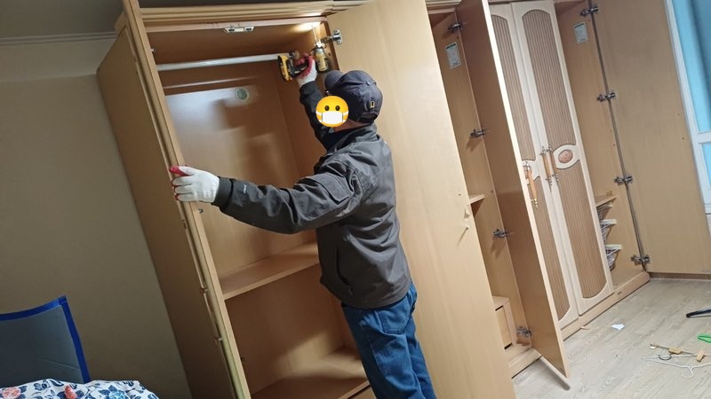 옷장 해체 작업 중