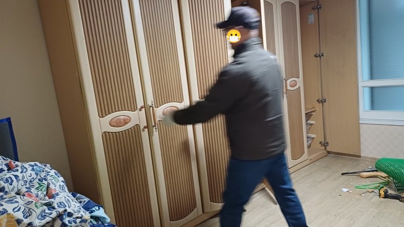 옷장 해체 준비