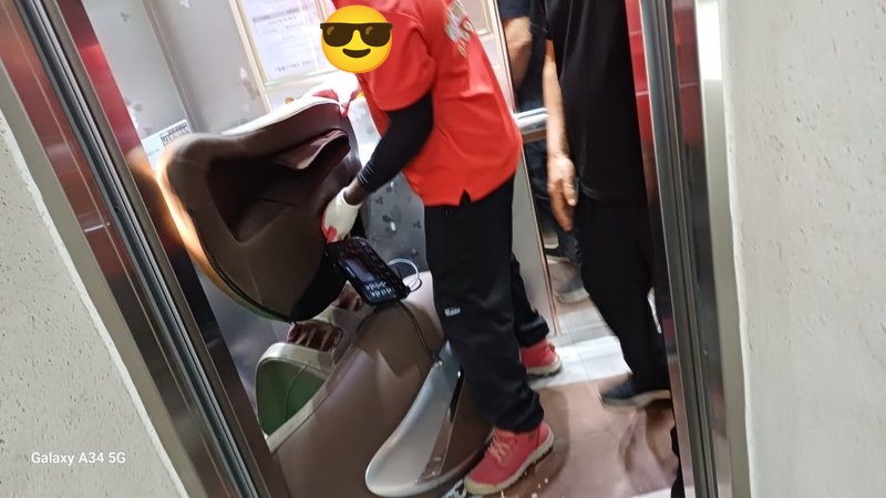 엘리베이터로 안마의자 운반 중