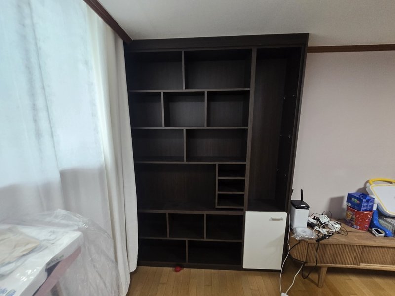 작업 전 대형 수납장