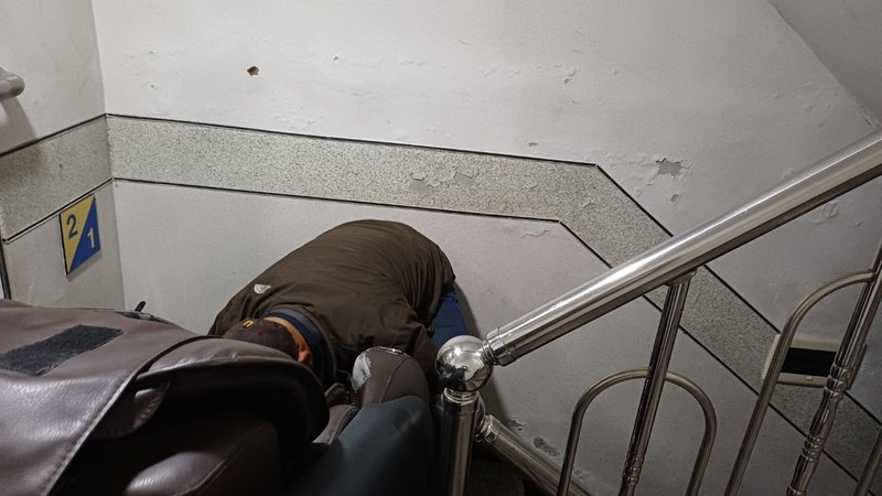 작업 중 계단에서 안마의자 운반