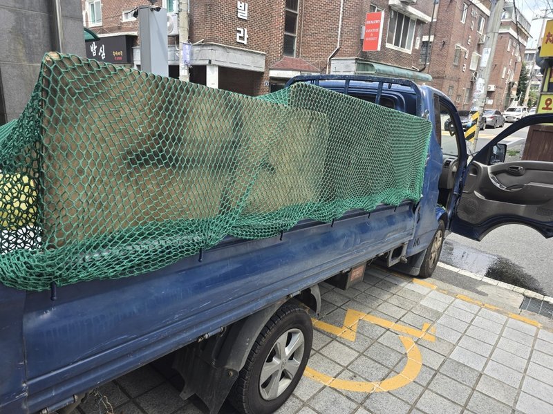 대형 폐기물 및 가구를 트럭에 적재하고 운반 준비 완료