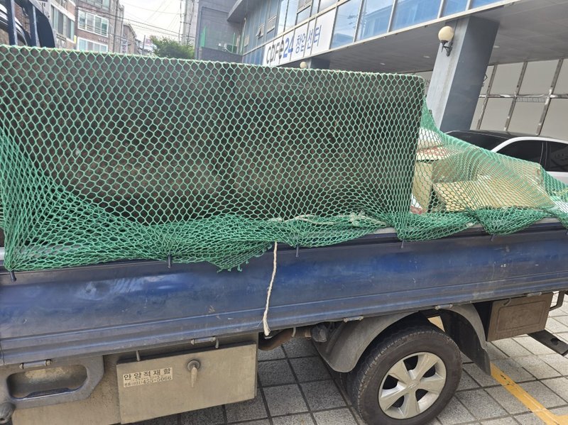 작업 완료 후 트럭에 실린 다양한 폐기물