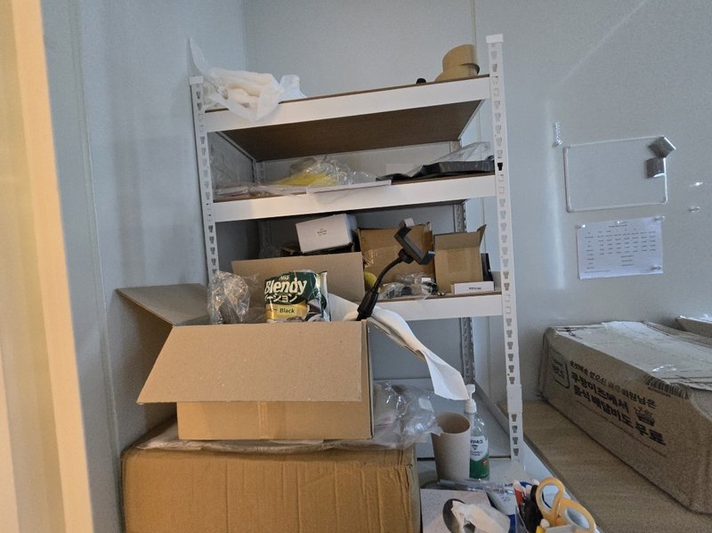 작업 전 사무실 선반과 바닥에 혼재된 물품 및 폐기물