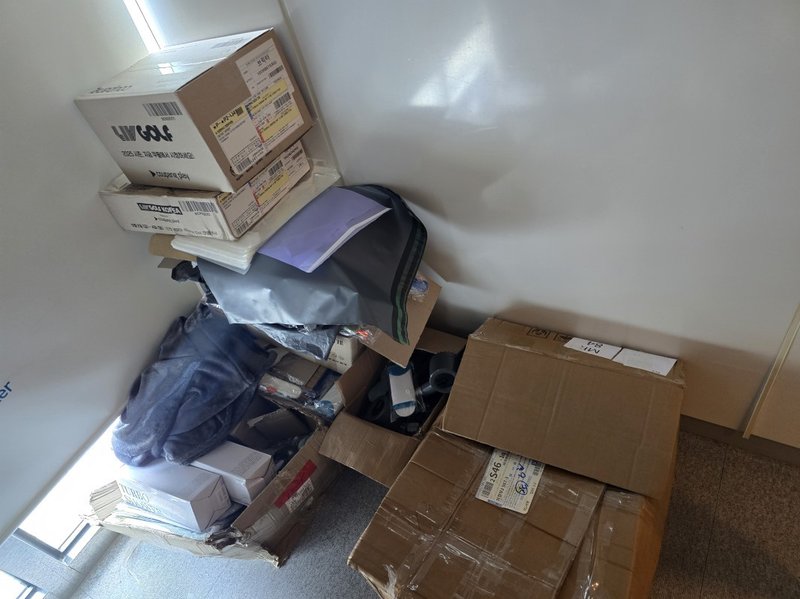 작업 전 실내 코너에 혼재된 여러 종류의 폐기물