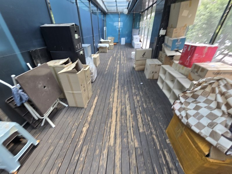 작업 전 야외 통로에 무질서하게 쌓인 상자와 폐기물