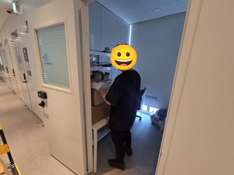 작업자가 사무실 내부 물품 정리 중