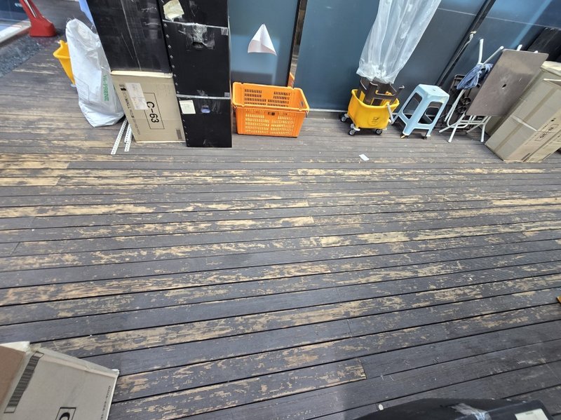 작업 전 야외 공간에 쌓여 있는 다양한 폐기물과 물품