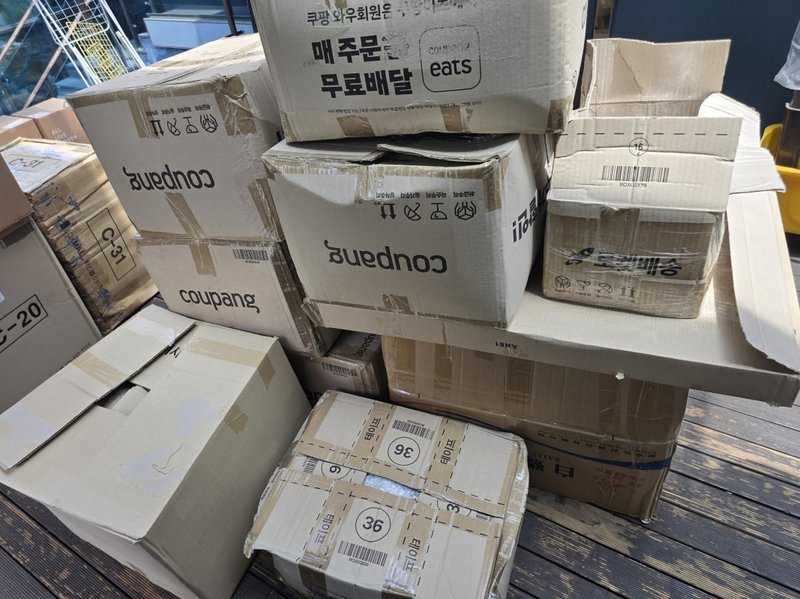 작업 전 사무실 외부에 쌓인 택배 박스