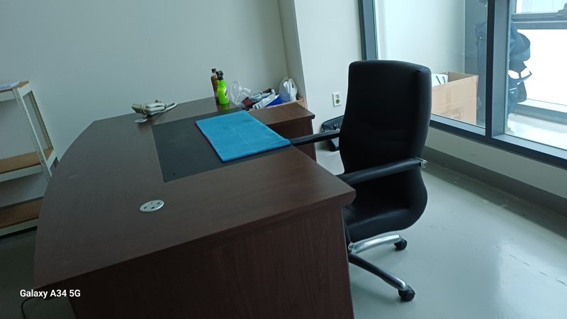 사무용 책상과 의자 정리 전