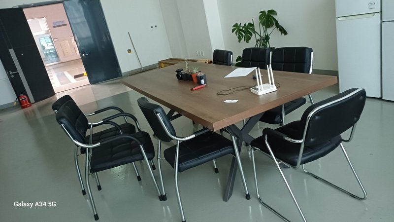 회의실 테이블과 다양한 물품