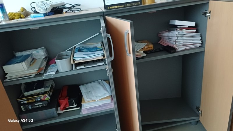 수납장 내 서류와 잡동사니 정리 전