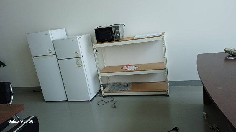 대형 냉장고와 선반 정리 전