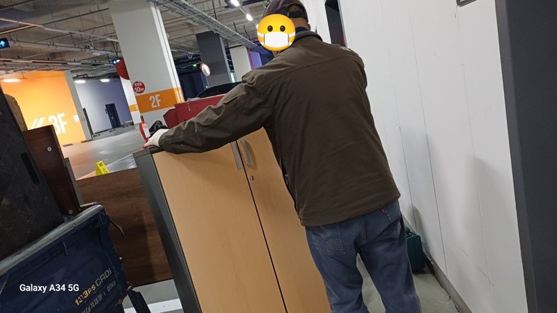 대형 수납장 운반 중