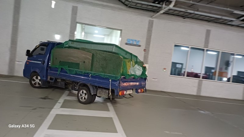 수거된 가구 트럭 적재 2