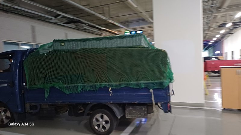 수거된 가구 트럭 적재 1